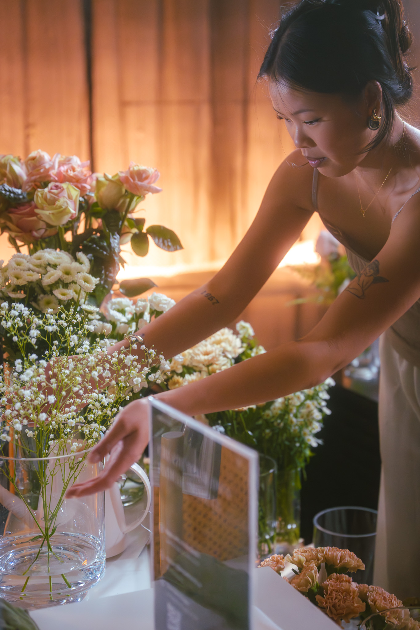 Hoa Studio guest choosing flowers
